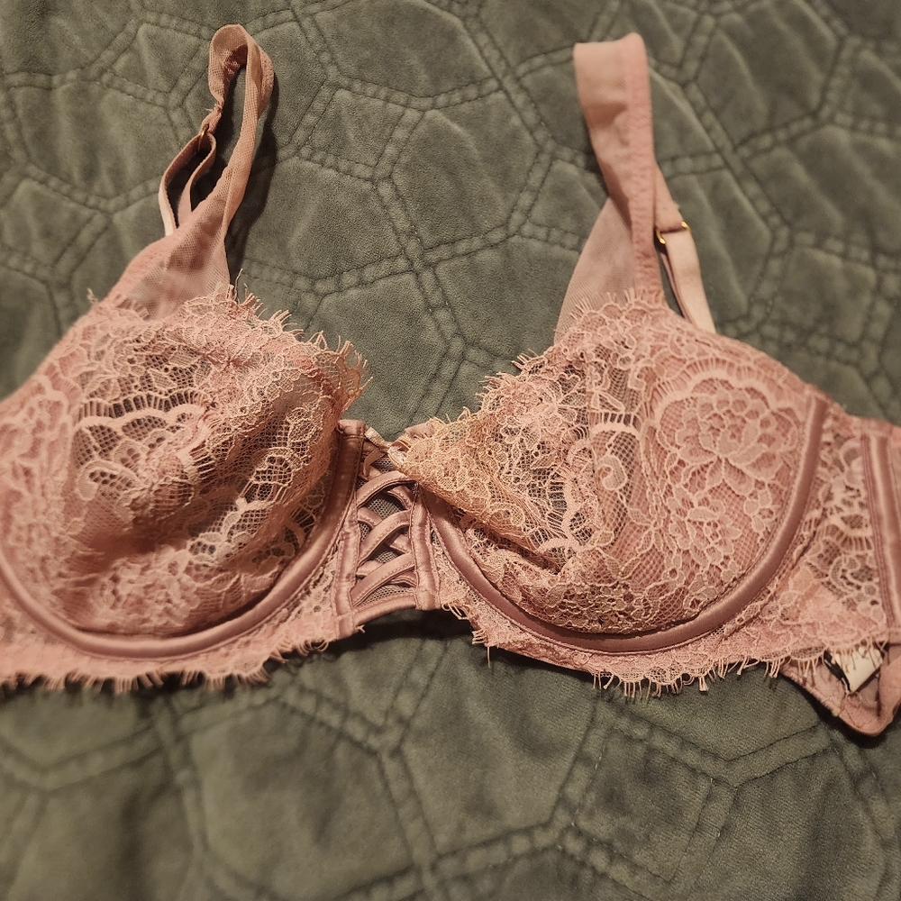 Victoria’s Secret Dream Angels Push-up Without Padding Pink Lace Bra